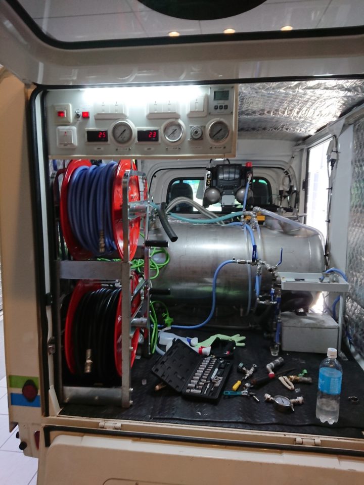 世界初の逆噴射旋回式ムース洗浄と高圧洗浄が１台で可能な装置載せかえ工事中です。